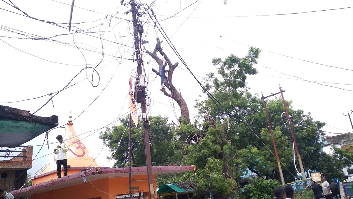 अयोध्या: 30 हजार लोग प्रभावित, 70 घंटे से बिजली गुल, पेड़‑तार और ट्रांसफार्मर क्षतिग्रस्त