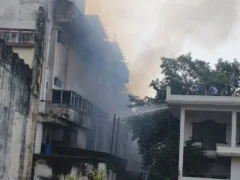 आज़मगढ़: पंखा फैक्ट्री में भीषण आग, 25 मकान खाली कराए गए