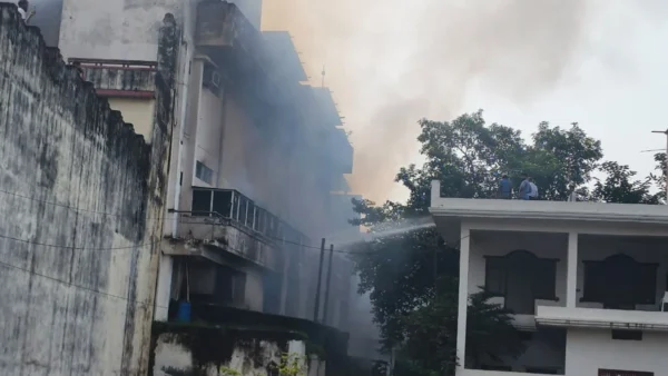 आज़मगढ़: पंखा फैक्ट्री में भीषण आग, 25 मकान खाली कराए गए