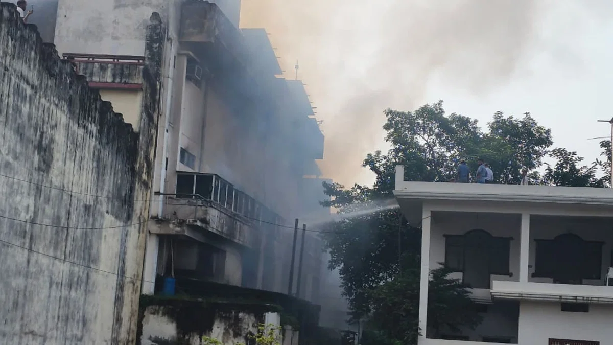 आज़मगढ़: पंखा फैक्ट्री में भीषण आग, 25 मकान खाली कराए गए