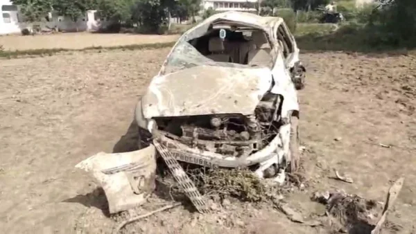 आगरा: तेज रफ्तार कार पलटी, 20 वर्षीय राधा की मौत; 2 घायल