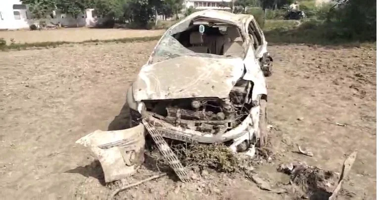 आगरा: तेज रफ्तार कार पलटी, 20 वर्षीय राधा की मौत; 2 घायल