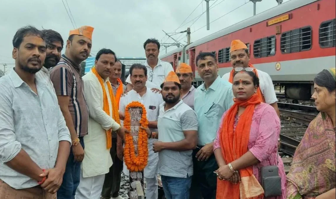चंदौली: पं. दीनदयाल उपाध्याय की जयंती पर नेताओं ने माल्यार्पण कर श्रद्धांजलि अर्पित
