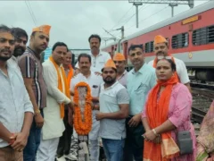 चंदौली: पं. दीनदयाल उपाध्याय की जयंती पर नेताओं ने माल्यार्पण कर श्रद्धांजलि अर्पित