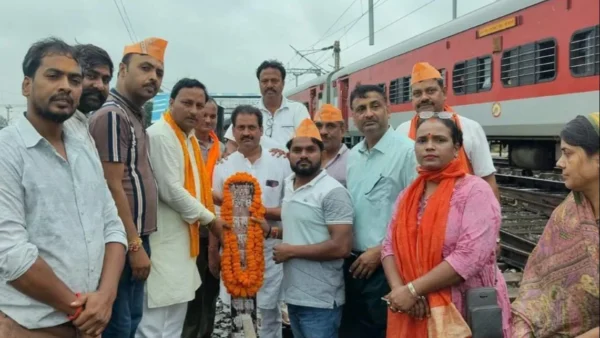 चंदौली: पं. दीनदयाल उपाध्याय की जयंती पर नेताओं ने माल्यार्पण कर श्रद्धांजलि अर्पित