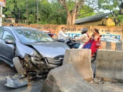 कानपुर: अनियंत्रित कार डिवाइडर से टकराई, सवार गम्भीर चोट से बचे 0 लोग