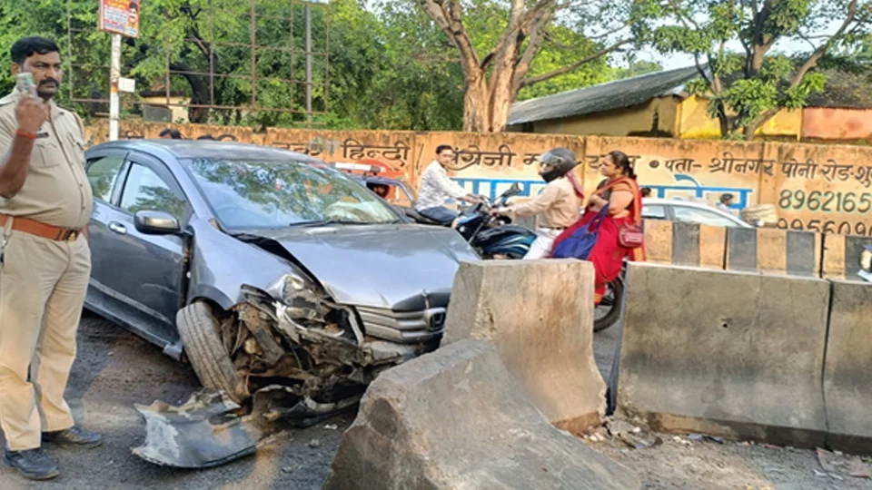 कानपुर: अनियंत्रित कार डिवाइडर से टकराई, सवार गम्भीर चोट से बचे 0 लोग