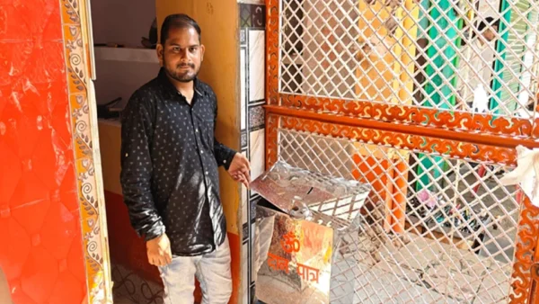 कानपुर नगर: पंचमुखी हनुमान मंदिर में 1 चोर ने रात 3 बजे दान पेटिका से नगदी चुराई