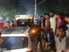 कानपुर नगर: रॉन्ग साइड लोडर से टकराई कार, एक युवक घायल
