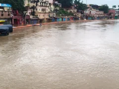 चित्रकूट: मंदाकिनी खतरे के निशान से ऊपर, रामघाट की दुकानों में 2-3 फीट पानी