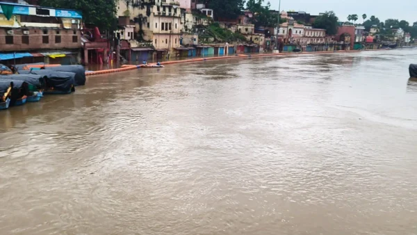 चित्रकूट: मंदाकिनी खतरे के निशान से ऊपर, रामघाट की दुकानों में 2-3 फीट पानी
