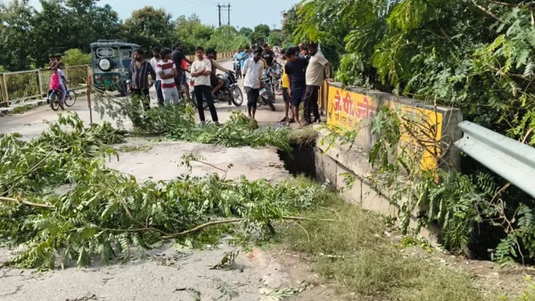 कुशीनगर: कप्तानगंज-नौरंगिया पुल की एप्रोच धंसी, आवागमन ठप