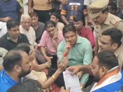 गाज़ियाबाद: नवयुग मार्केट में डॉ. भीमराव आंबेडकर की मूर्ति से छेड़छाड़, व्यापारियों का धरना