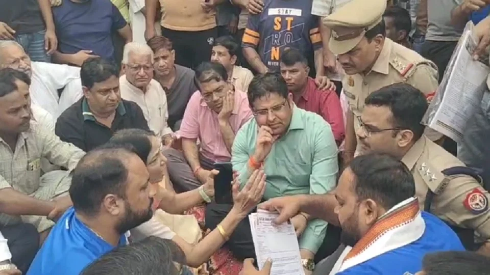 गाज़ियाबाद: नवयुग मार्केट में डॉ. भीमराव आंबेडकर की मूर्ति से छेड़छाड़, व्यापारियों का धरना
