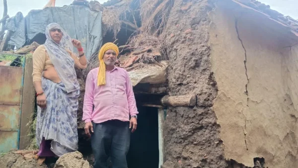 जालौन: 48 घंटे की nonstop बारिश से एक दर्जन से अधिक मकान क्षतिग्रस्त, लोग पंचायत भवनों में ठहरे