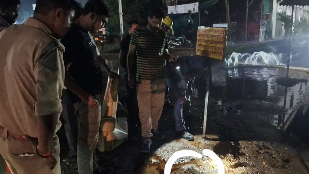 देवरिया: बैतालपुर डिपो के पास पाइपलाइन पर पेट्रोल रिसने की चर्चा, अधिकारी बोले मिट्टी में जंग