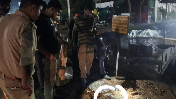 देवरिया: बैतालपुर डिपो के पास पाइपलाइन पर पेट्रोल रिसने की चर्चा, अधिकारी बोले मिट्टी में जंग