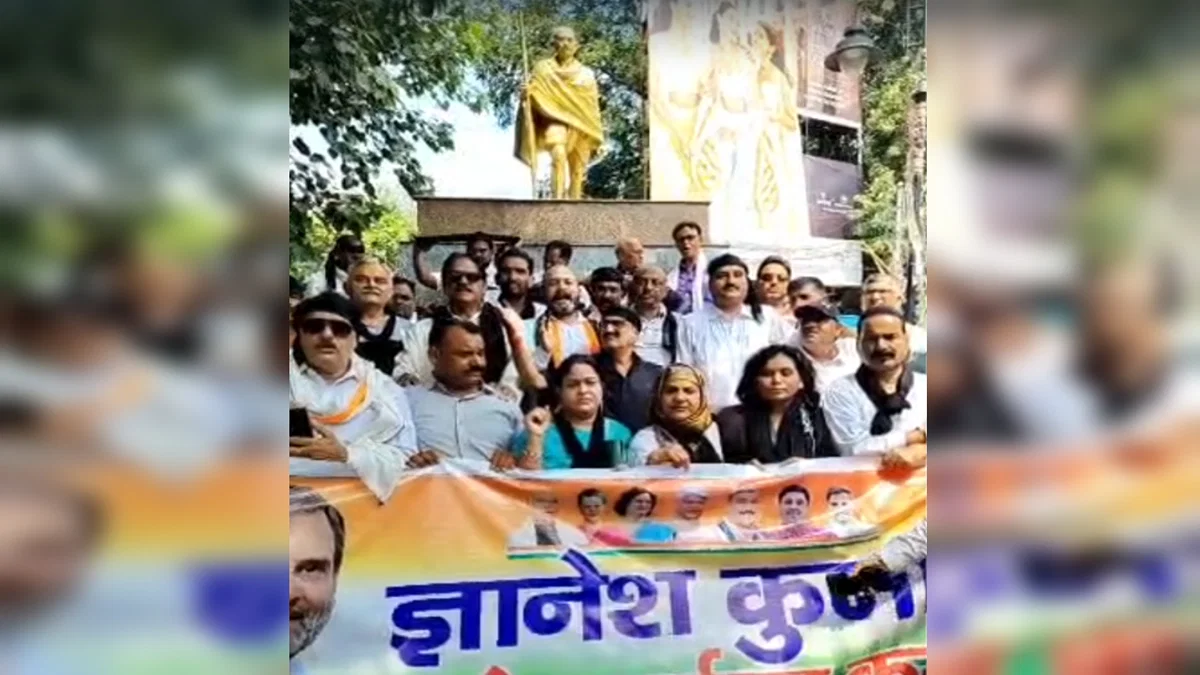 प्रयागराज: सांसद उज्ज्वल रमण सिंह के नेतृत्व में कांग्रेस ने चुनाव आयोग के खिलाफ प्रदर्शन, इस्तीफे की मांग