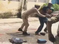 फतेहपुर: इंसाफ न मिलने से युवक ने कलेक्ट्रेट में आत्मदाह का प्रयास, पुलिस पहले रही तत्पर