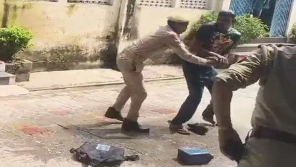 फतेहपुर: इंसाफ न मिलने से युवक ने कलेक्ट्रेट में आत्मदाह का प्रयास, पुलिस पहले रही तत्पर