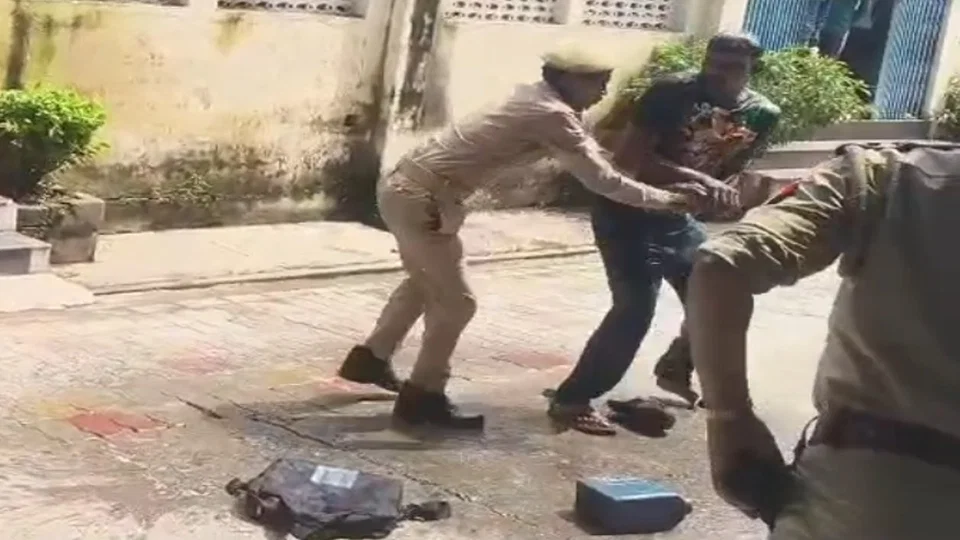 फतेहपुर: इंसाफ न मिलने से युवक ने कलेक्ट्रेट में आत्मदाह का प्रयास, पुलिस पहले रही तत्पर