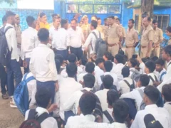 फतेहपुर: सर्वोदय इंटर कॉलेज किशनपुर में सैकड़ों छात्रों ने फिर प्रदर्शन शुरू, पुलिस तैनात