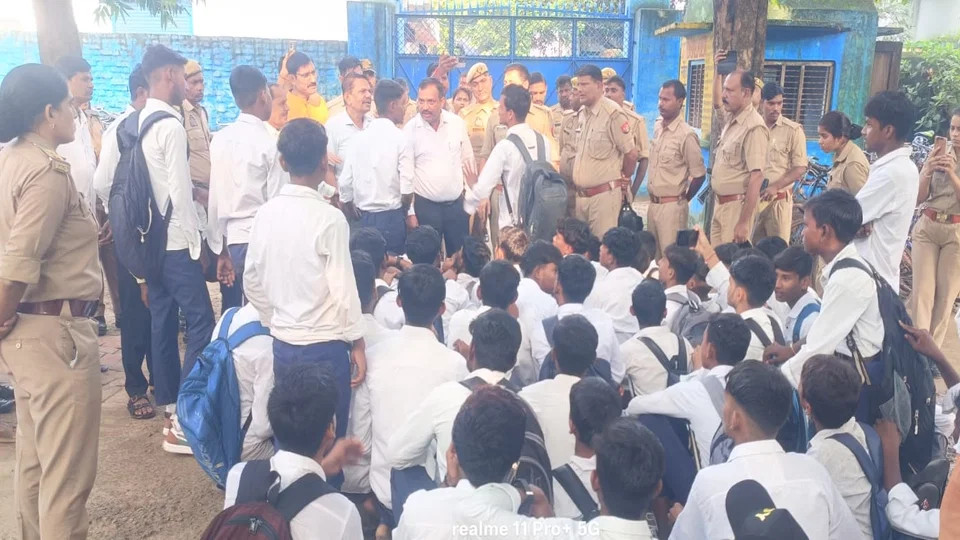 फतेहपुर: सर्वोदय इंटर कॉलेज किशनपुर में सैकड़ों छात्रों ने फिर प्रदर्शन शुरू, पुलिस तैनात