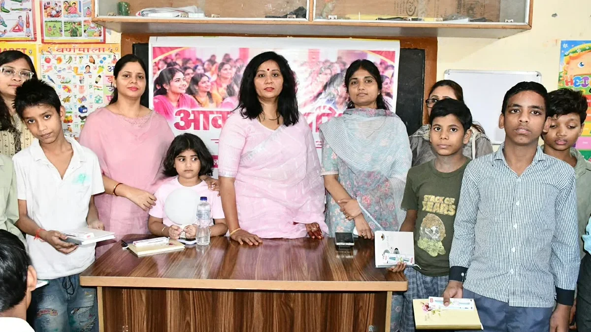 फिरोजाबाद: आकांक्षा समिति ने बालगृह में बच्चों से संवाद कर पठन‑पाठन सामग्री बांटी