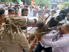 बिजनौर: कांग्रेस ने कलक्ट्रेट पर प्रदर्शन, ज्ञानेश कुमार के खिलाफ पुतला जलाने का प्रयास रोका गया