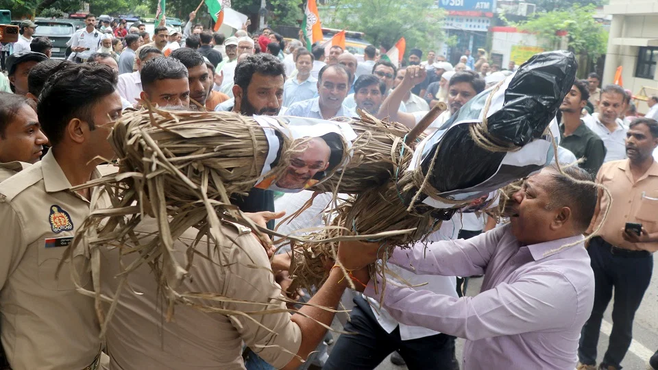 बिजनौर: कांग्रेस ने कलक्ट्रेट पर प्रदर्शन, ज्ञानेश कुमार के खिलाफ पुतला जलाने का प्रयास रोका गया