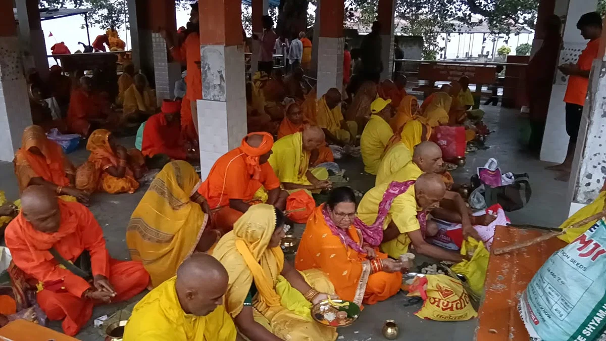 मिर्ज़ापुर: पितृपक्ष में गया श्राद्ध के लिए तीन पीढ़ियों ने इकठ्ठा किए अक्षत-चावल