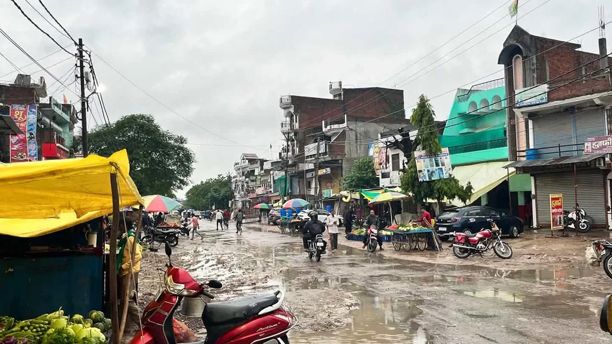 प्रतापगढ़: दो दिनों की लगातार बारिश से बाजार ठप, फसलों का भी असर