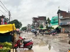 प्रतापगढ़: दो दिनों की लगातार बारिश से बाजार ठप, फसलों का भी असर