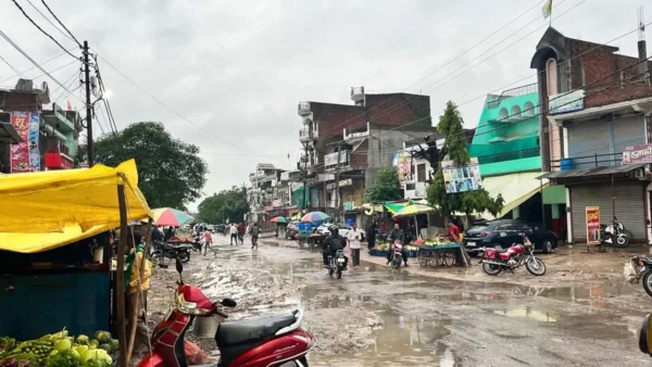 प्रतापगढ़: दो दिनों की लगातार बारिश से बाजार ठप, फसलों का भी असर