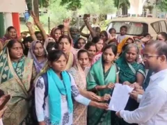 लखीमपुर खीरी: समूह सखी महिलाओं ने डीएम कार्यालय पर प्रदर्शन, मानदेय 2,000 से बढ़ाने की मांग