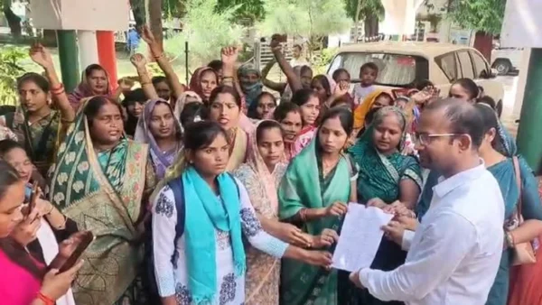 लखीमपुर खीरी: समूह सखी महिलाओं ने डीएम कार्यालय पर प्रदर्शन, मानदेय 2,000 से बढ़ाने की मांग