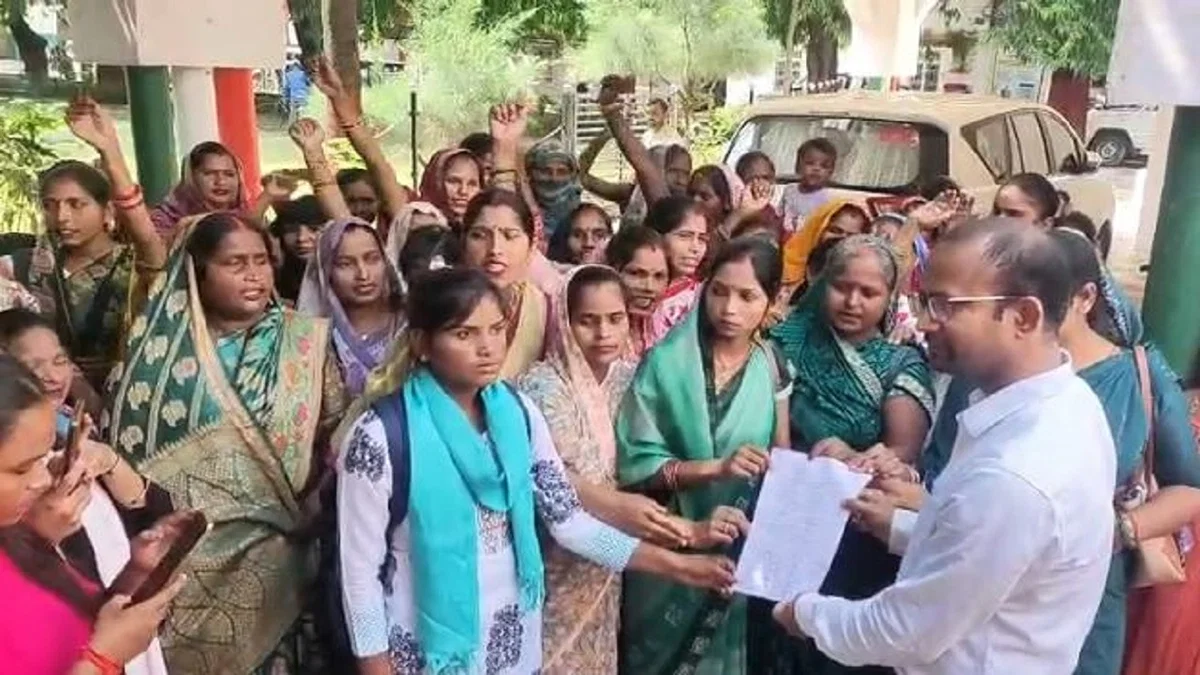 लखीमपुर खीरी: समूह सखी महिलाओं ने डीएम कार्यालय पर प्रदर्शन, मानदेय 2,000 से बढ़ाने की मांग