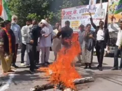 लखीमपुर खीरी: कांग्रेस ने मुख्य चुनाव आयुक्त ज्ञानेश कुमार का पुतला फूंका