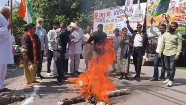 लखीमपुर खीरी: कांग्रेस ने मुख्य चुनाव आयुक्त ज्ञानेश कुमार का पुतला फूंका