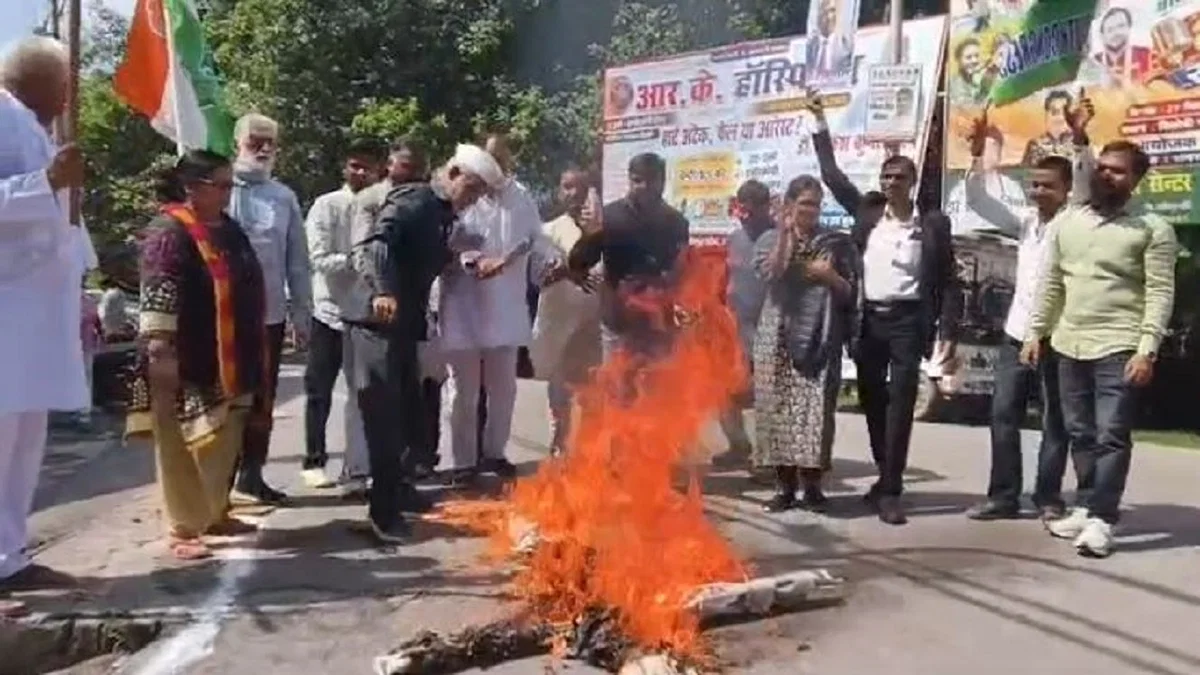 लखीमपुर खीरी: कांग्रेस ने मुख्य चुनाव आयुक्त ज्ञानेश कुमार का पुतला फूंका