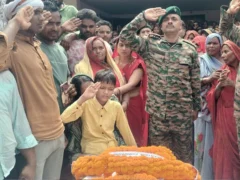 गाज़ीपुर: हवलदार लालू यादव का पार्थिव शरीर घर पहुंचा, 10 साल के बेटे ने दी अंतिम सलामी
