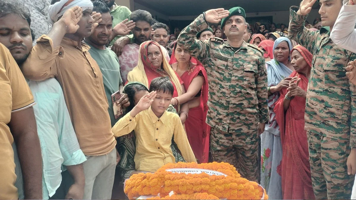 गाज़ीपुर: हवलदार लालू यादव का पार्थिव शरीर घर पहुंचा, 10 साल के बेटे ने दी अंतिम सलामी