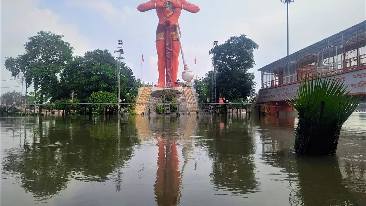 शाहजहांपुर: खन्नौत नदी खतरे के निशान से 30 सेमी ऊपर, 24 परिवार निकाले गए