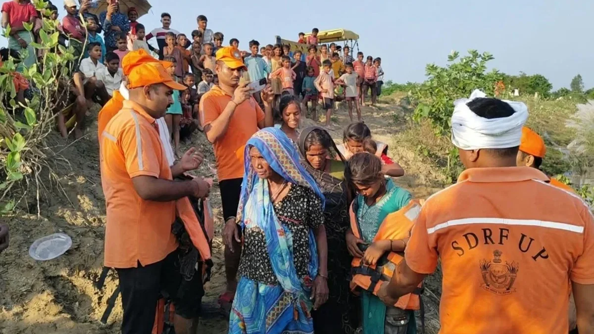 श्रावस्ती: राप्ती उफान पर, 14 लोगों को एसडीआरएफ ने बचाया