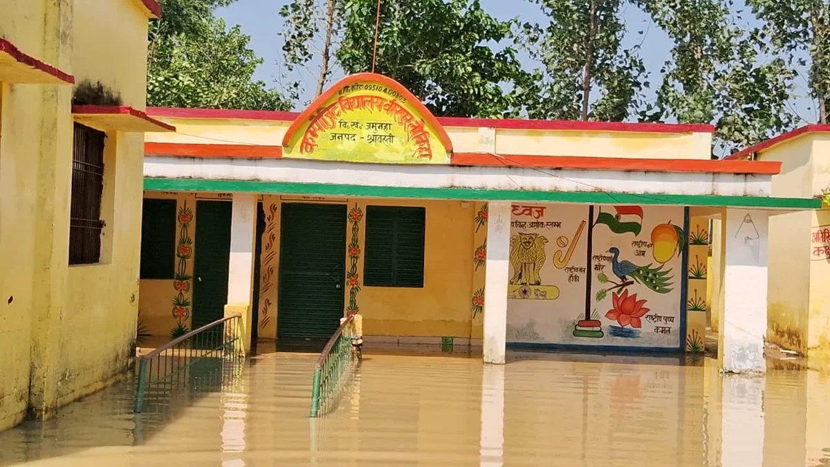 श्रावस्ती: तीन दिन बारिश‑बाढ़ से कई स्कूल प्रभावित, आवागमन बाधित