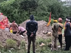 फतेहपुर हुसैनगंज: ढोल-नगाड़ों के साथ गणेश प्रतिमा की शोभायात्रा, भू-विसर्जन हुआ