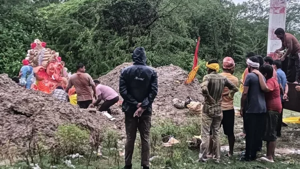 फतेहपुर हुसैनगंज: ढोल-नगाड़ों के साथ गणेश प्रतिमा की शोभायात्रा, भू-विसर्जन हुआ