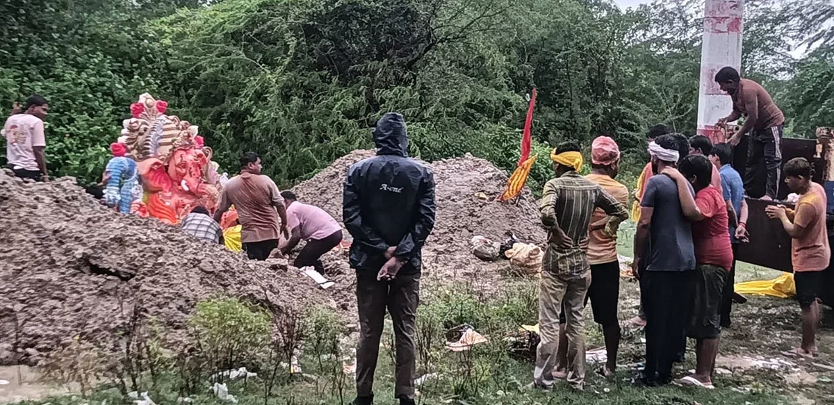 फतेहपुर हुसैनगंज: ढोल-नगाड़ों के साथ गणेश प्रतिमा की शोभायात्रा, भू-विसर्जन हुआ