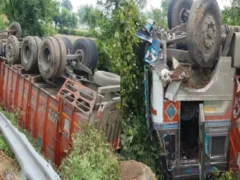 हाथरस: संटीकरा मोड़ पर केमिकल भरा ट्रक पलटा, 2 चालक जिंदा बचे