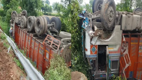 हाथरस: संटीकरा मोड़ पर केमिकल भरा ट्रक पलटा, 2 चालक जिंदा बचे